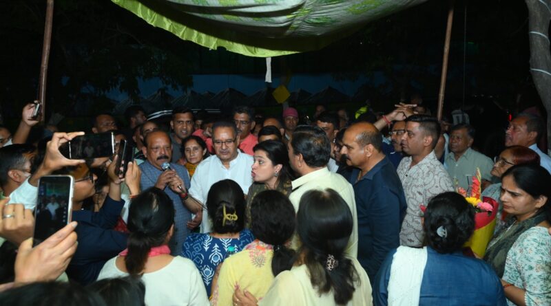 रिहायशी क्षेत्र में शराब ठेका खोलने के विरोध में आंदोलन तेज, मंत्री गणेश जोशी ने दिया लाइसेंस निरस्तीकरण का आश्वासन